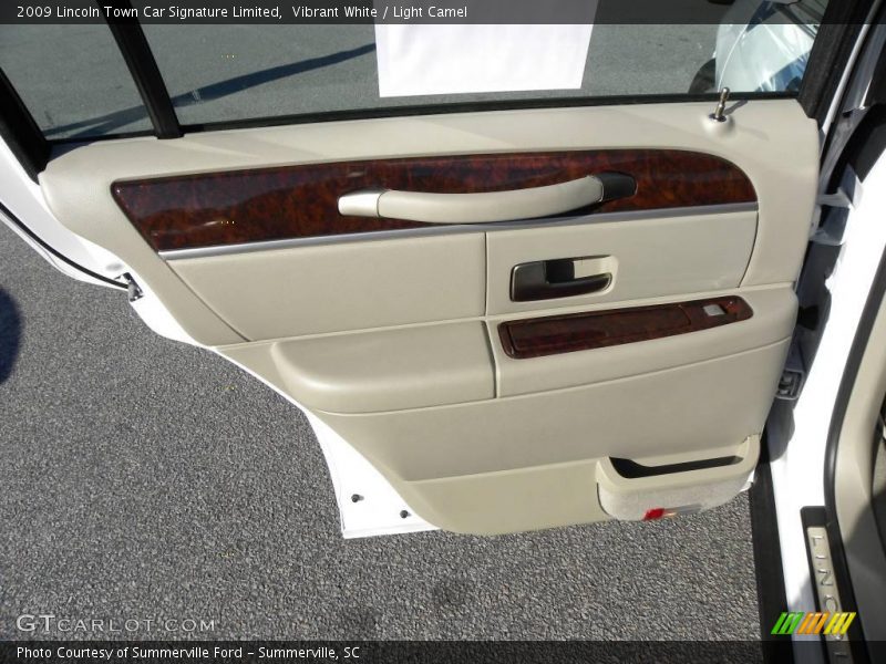 Vibrant White / Light Camel 2009 Lincoln Town Car Signature Limited