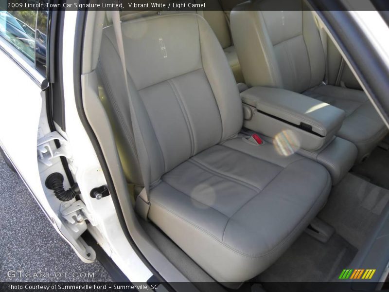 Vibrant White / Light Camel 2009 Lincoln Town Car Signature Limited