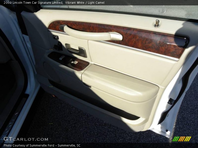 Vibrant White / Light Camel 2009 Lincoln Town Car Signature Limited