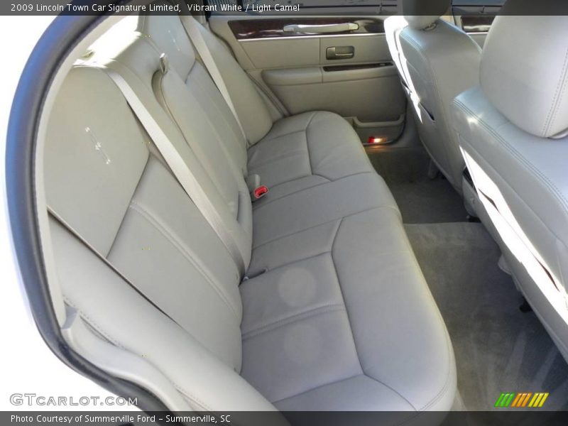 Vibrant White / Light Camel 2009 Lincoln Town Car Signature Limited