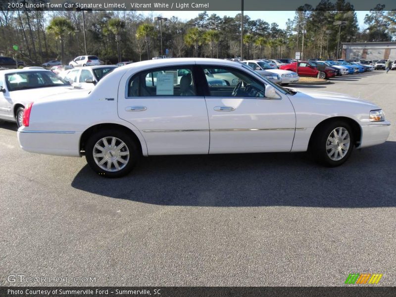 Vibrant White / Light Camel 2009 Lincoln Town Car Signature Limited