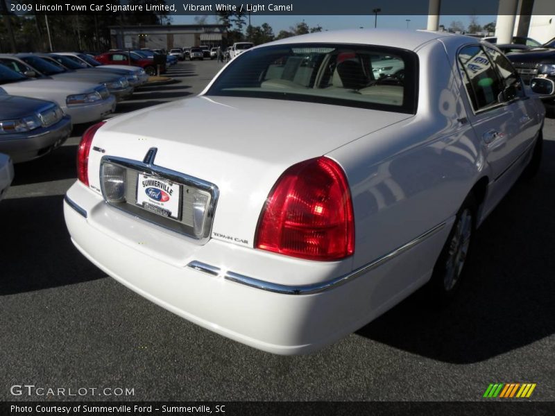 Vibrant White / Light Camel 2009 Lincoln Town Car Signature Limited