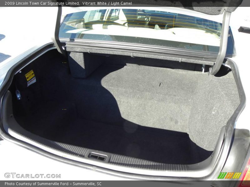 Vibrant White / Light Camel 2009 Lincoln Town Car Signature Limited