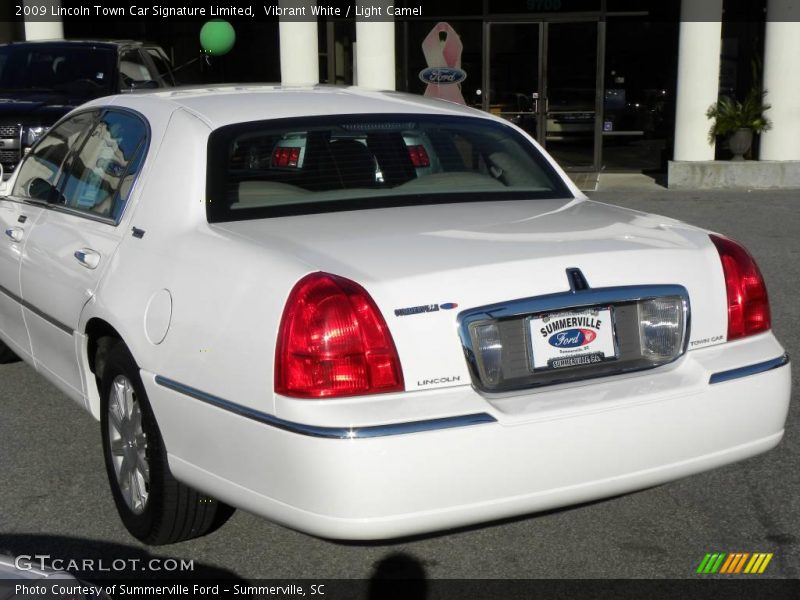 Vibrant White / Light Camel 2009 Lincoln Town Car Signature Limited