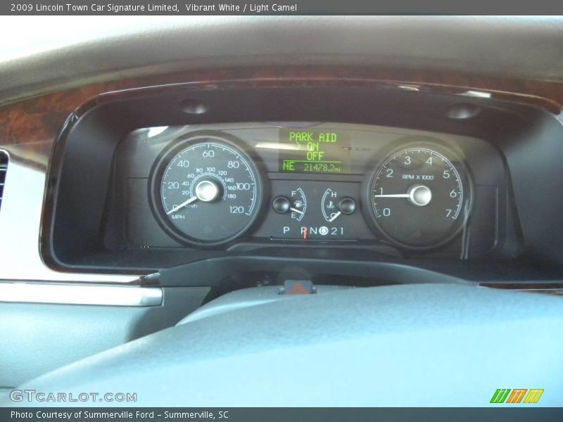 Vibrant White / Light Camel 2009 Lincoln Town Car Signature Limited