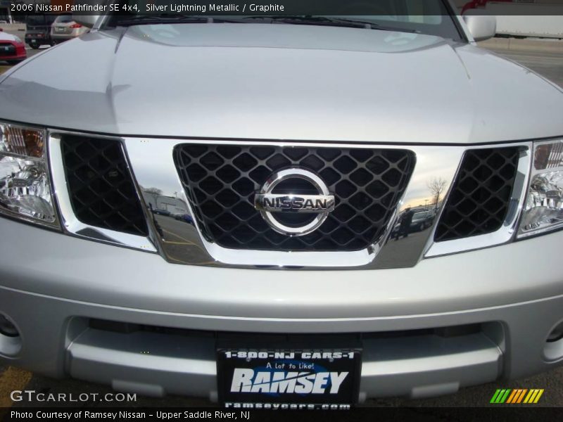 Silver Lightning Metallic / Graphite 2006 Nissan Pathfinder SE 4x4
