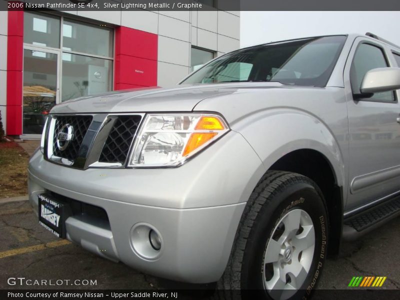 Silver Lightning Metallic / Graphite 2006 Nissan Pathfinder SE 4x4