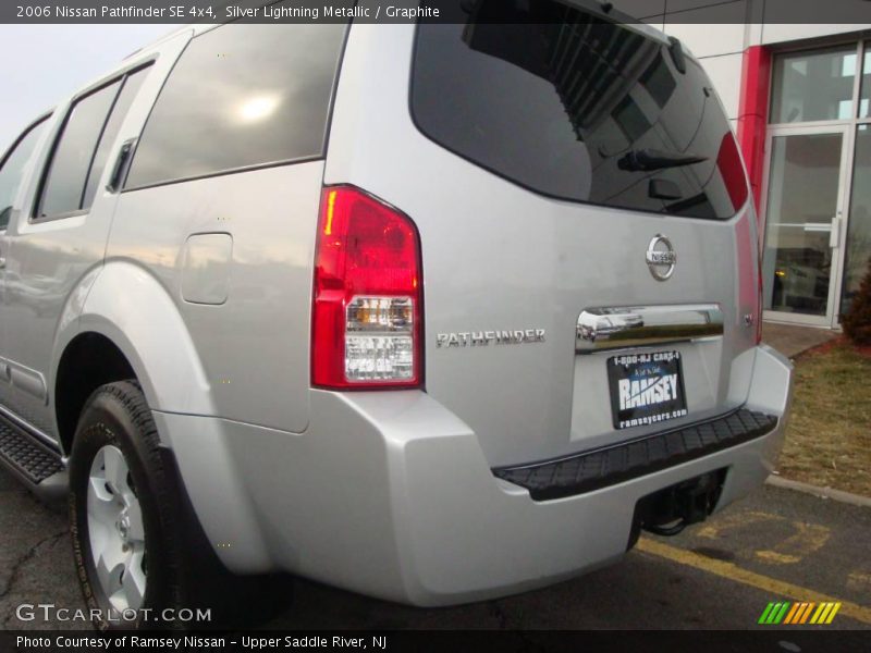Silver Lightning Metallic / Graphite 2006 Nissan Pathfinder SE 4x4