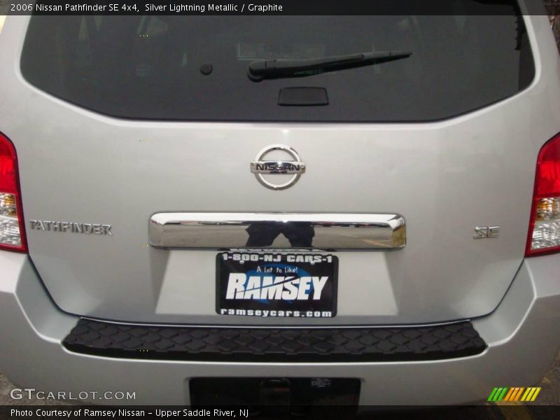 Silver Lightning Metallic / Graphite 2006 Nissan Pathfinder SE 4x4