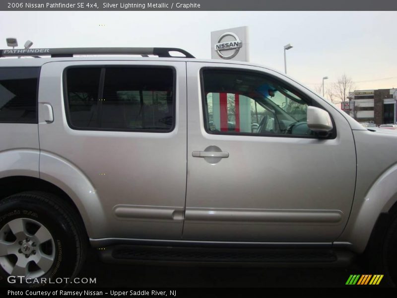 Silver Lightning Metallic / Graphite 2006 Nissan Pathfinder SE 4x4