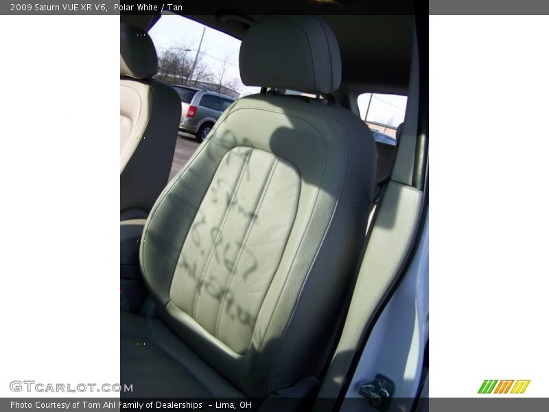 Polar White / Tan 2009 Saturn VUE XR V6