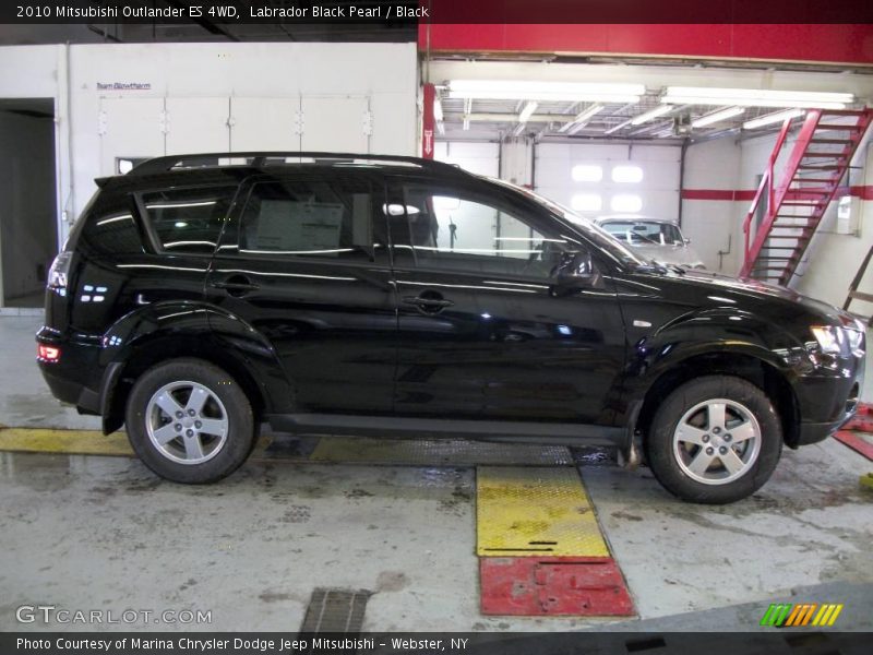 Labrador Black Pearl / Black 2010 Mitsubishi Outlander ES 4WD