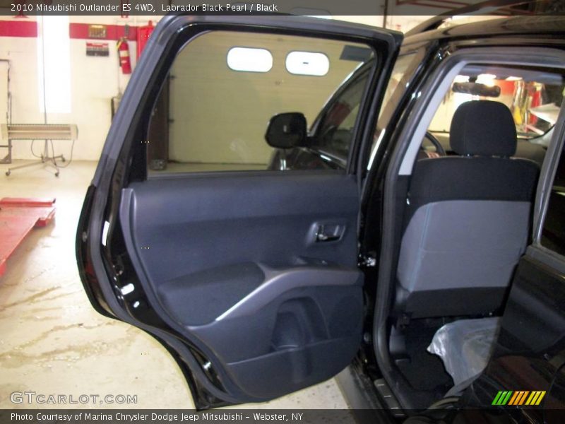 Labrador Black Pearl / Black 2010 Mitsubishi Outlander ES 4WD