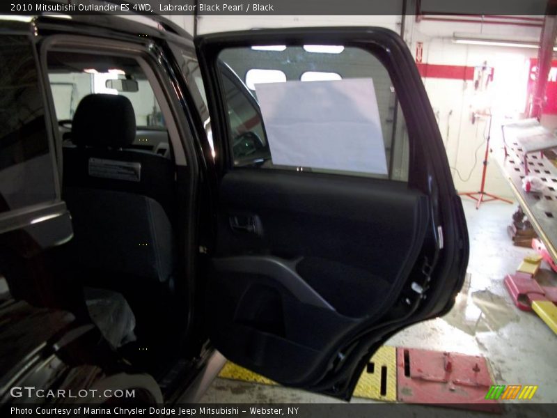 Labrador Black Pearl / Black 2010 Mitsubishi Outlander ES 4WD