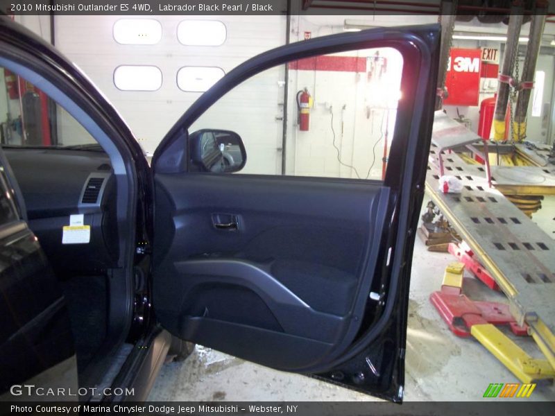 Labrador Black Pearl / Black 2010 Mitsubishi Outlander ES 4WD