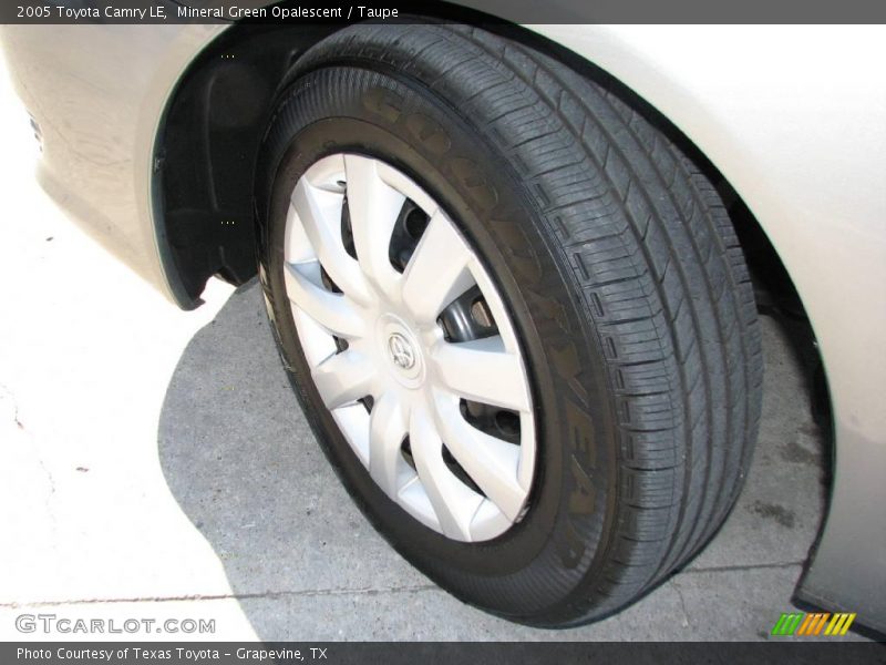 Mineral Green Opalescent / Taupe 2005 Toyota Camry LE