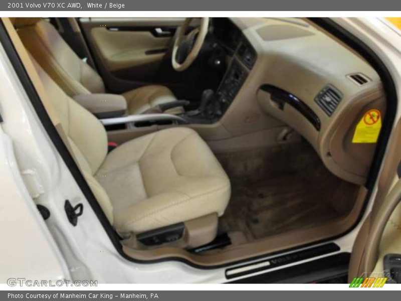 White / Beige 2001 Volvo V70 XC AWD