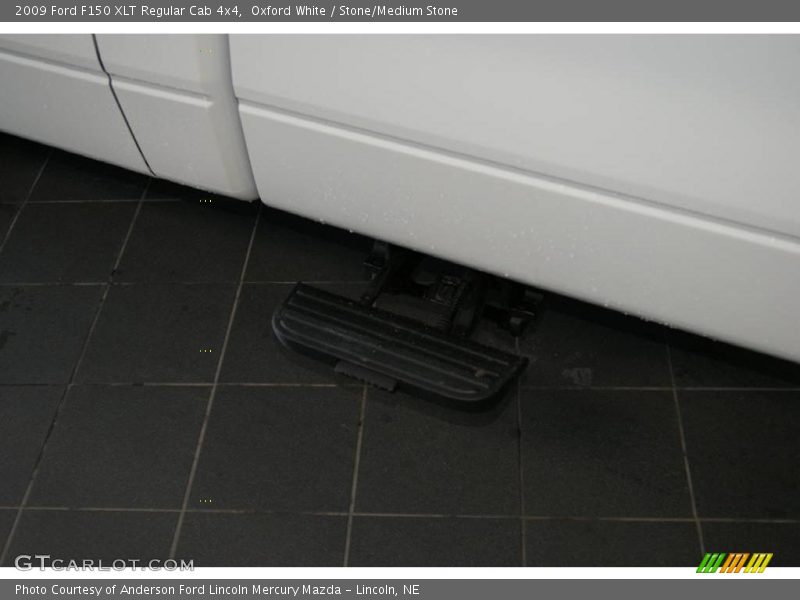 Oxford White / Stone/Medium Stone 2009 Ford F150 XLT Regular Cab 4x4