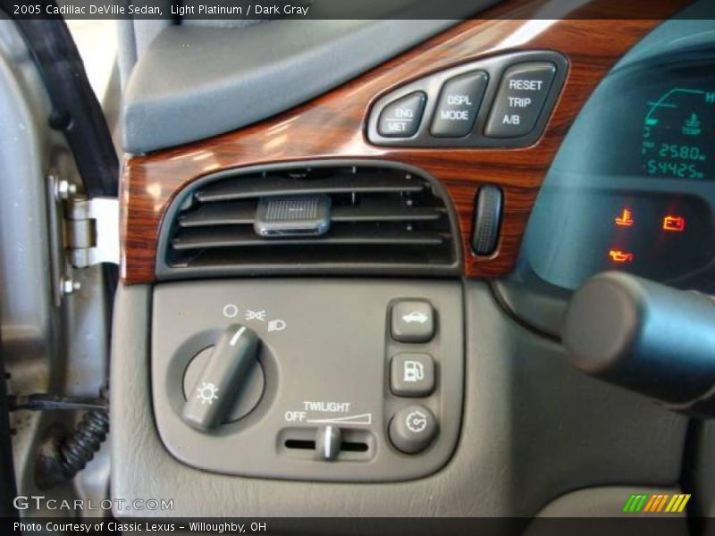 Light Platinum / Dark Gray 2005 Cadillac DeVille Sedan