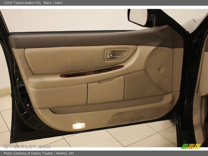 Black / Ivory 2000 Toyota Avalon XLS