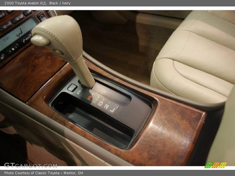 Black / Ivory 2000 Toyota Avalon XLS