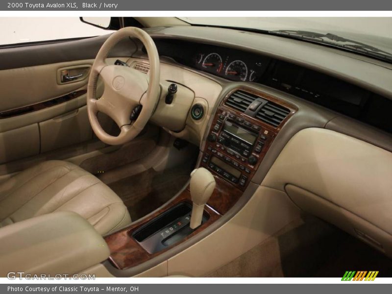 Black / Ivory 2000 Toyota Avalon XLS