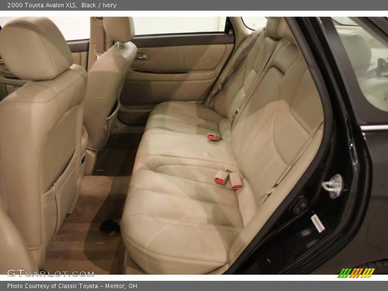 Black / Ivory 2000 Toyota Avalon XLS