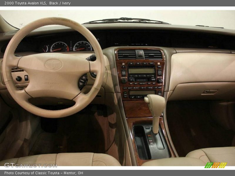 Black / Ivory 2000 Toyota Avalon XLS