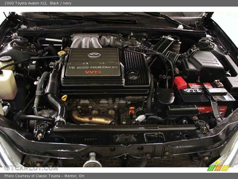 Black / Ivory 2000 Toyota Avalon XLS