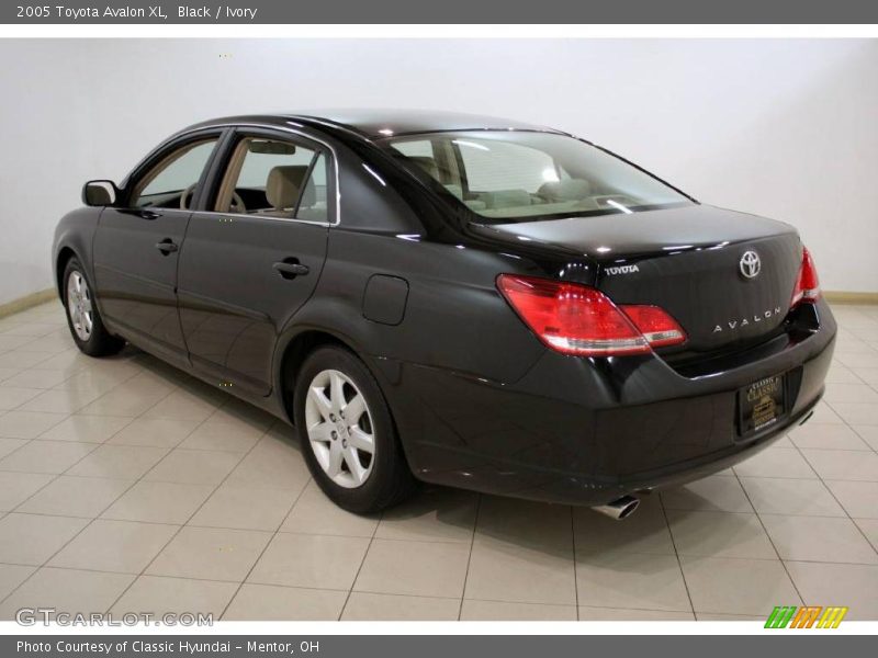 Black / Ivory 2005 Toyota Avalon XL