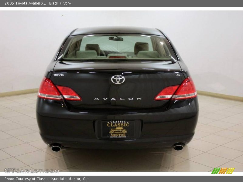 Black / Ivory 2005 Toyota Avalon XL