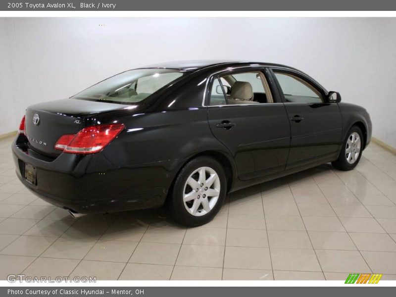 Black / Ivory 2005 Toyota Avalon XL