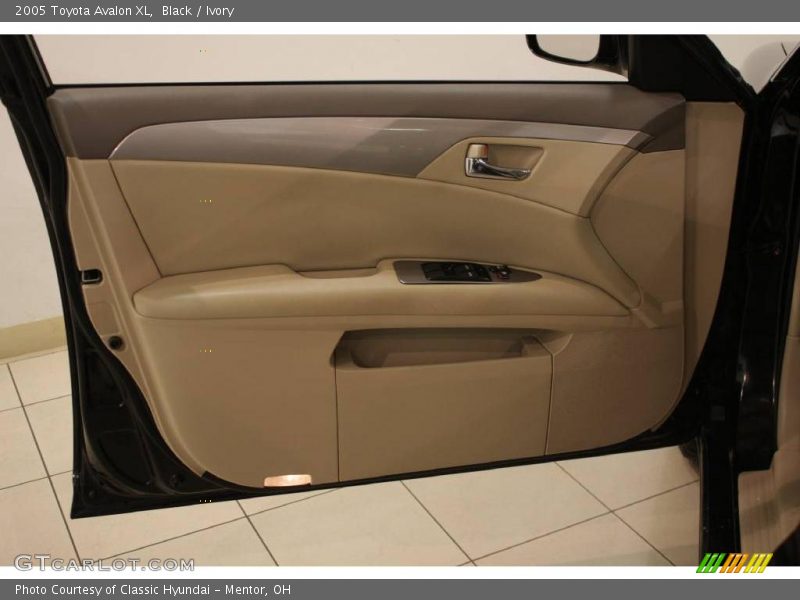 Black / Ivory 2005 Toyota Avalon XL