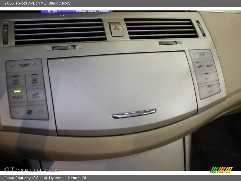 Black / Ivory 2005 Toyota Avalon XL
