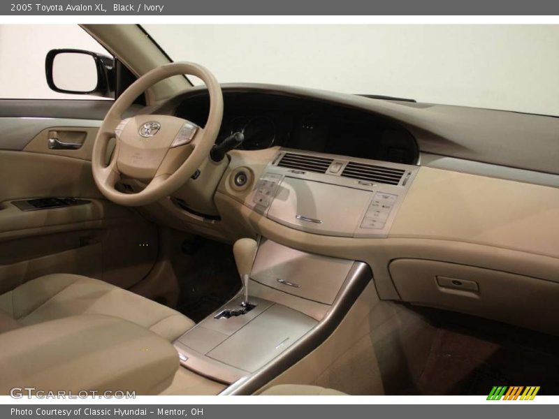Black / Ivory 2005 Toyota Avalon XL