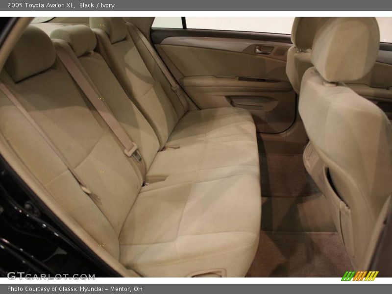 Black / Ivory 2005 Toyota Avalon XL