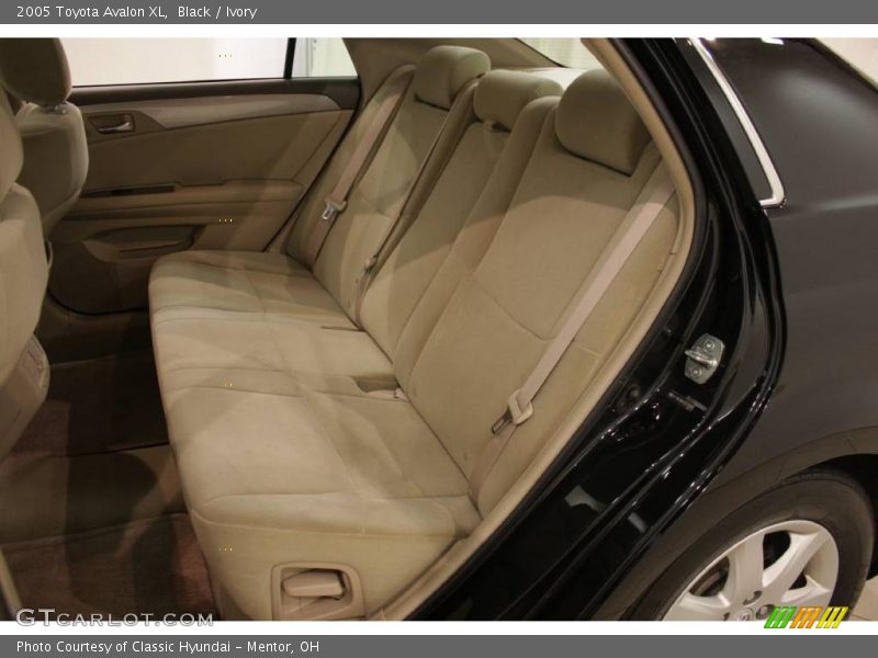 Black / Ivory 2005 Toyota Avalon XL