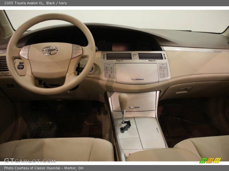 Black / Ivory 2005 Toyota Avalon XL