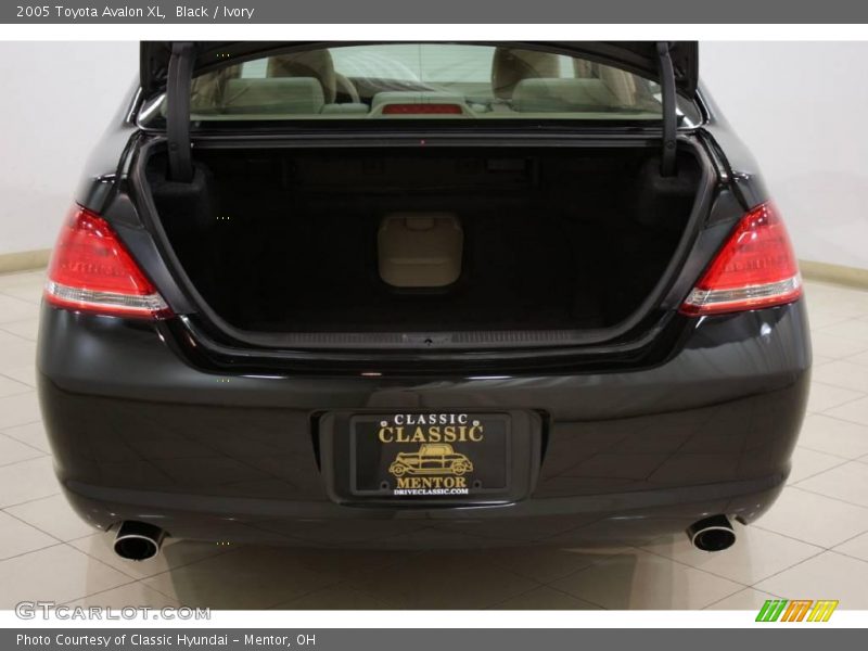 Black / Ivory 2005 Toyota Avalon XL