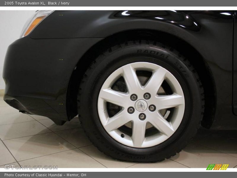 Black / Ivory 2005 Toyota Avalon XL