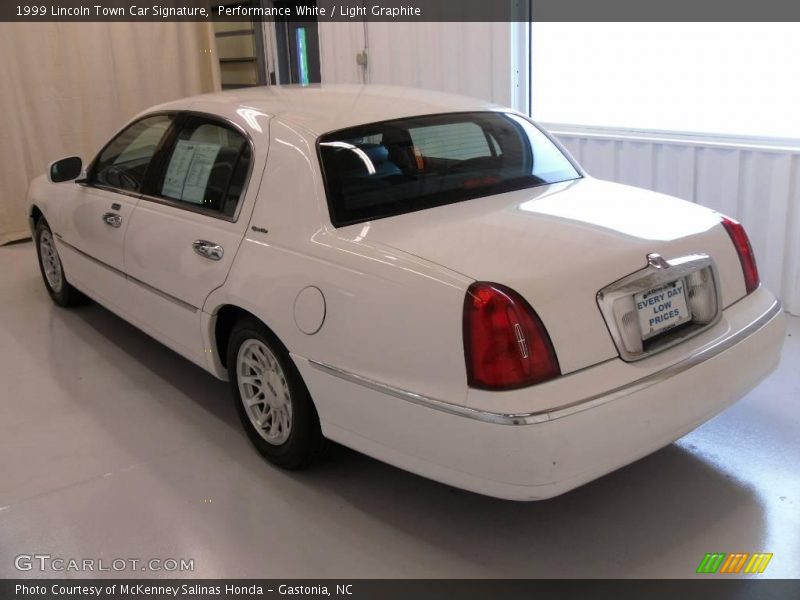 Performance White / Light Graphite 1999 Lincoln Town Car Signature