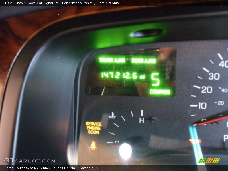Performance White / Light Graphite 1999 Lincoln Town Car Signature