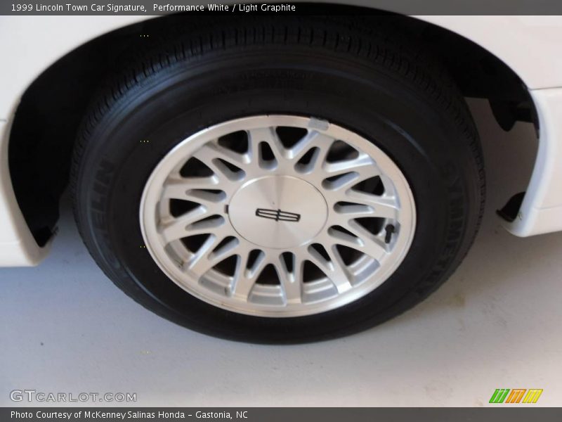 Performance White / Light Graphite 1999 Lincoln Town Car Signature
