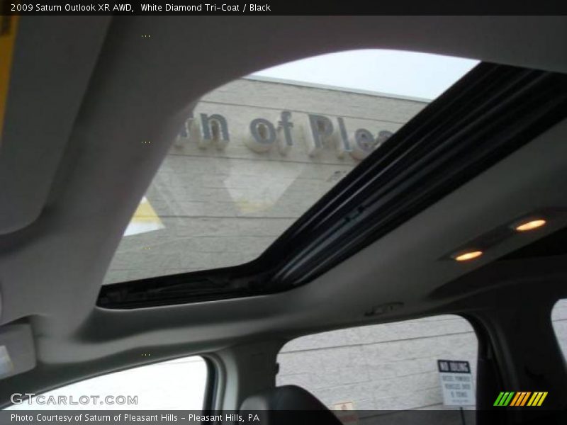 White Diamond Tri-Coat / Black 2009 Saturn Outlook XR AWD