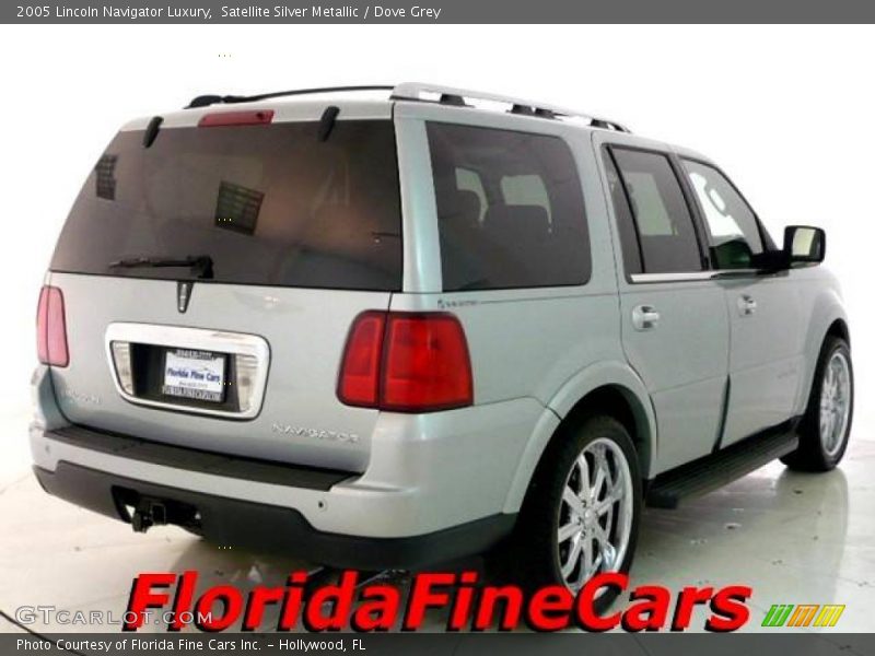 Satellite Silver Metallic / Dove Grey 2005 Lincoln Navigator Luxury