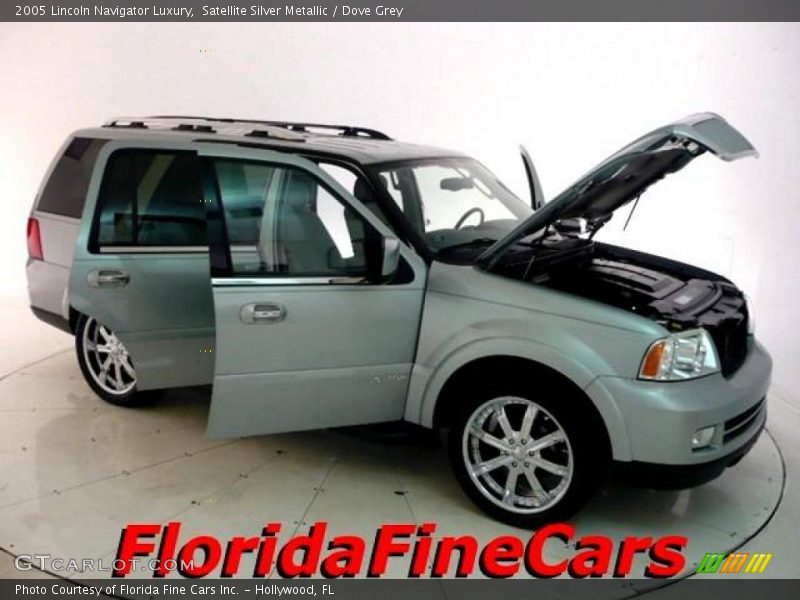 Satellite Silver Metallic / Dove Grey 2005 Lincoln Navigator Luxury