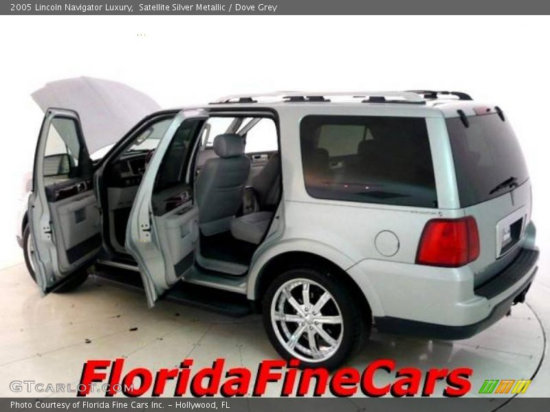 Satellite Silver Metallic / Dove Grey 2005 Lincoln Navigator Luxury