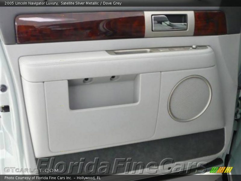 Satellite Silver Metallic / Dove Grey 2005 Lincoln Navigator Luxury