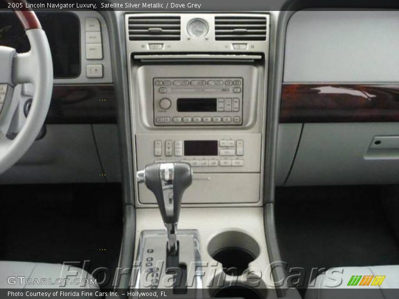 Satellite Silver Metallic / Dove Grey 2005 Lincoln Navigator Luxury
