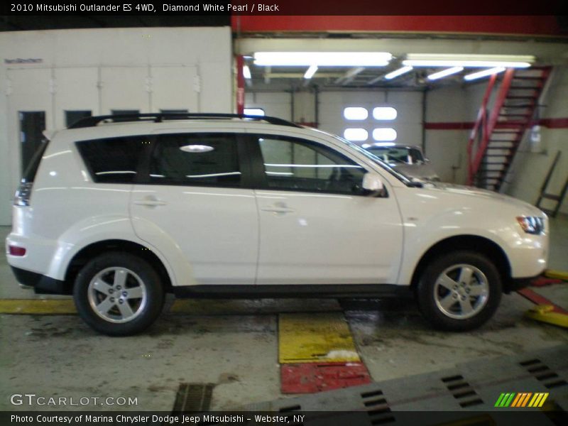 Diamond White Pearl / Black 2010 Mitsubishi Outlander ES 4WD